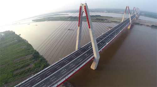 Cầu dây văng Nhật Tân vượt sông Hồng
